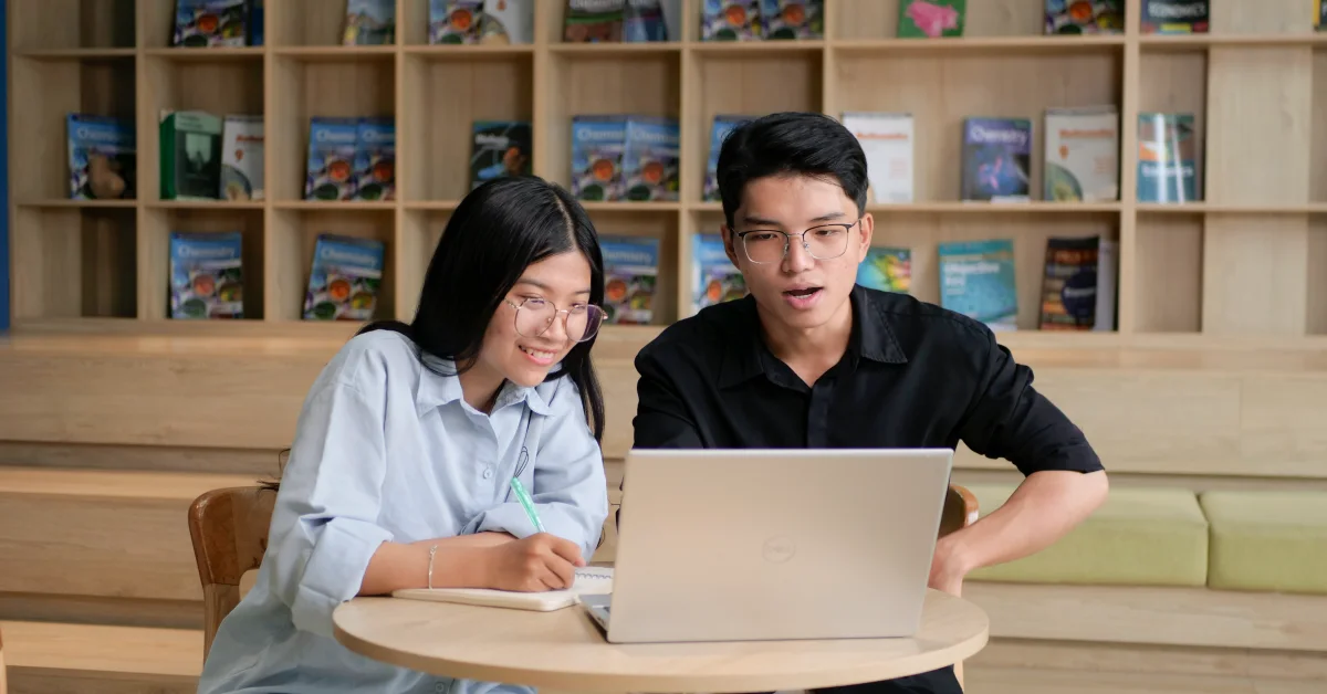 Giáo viên trao đổi với học sinh