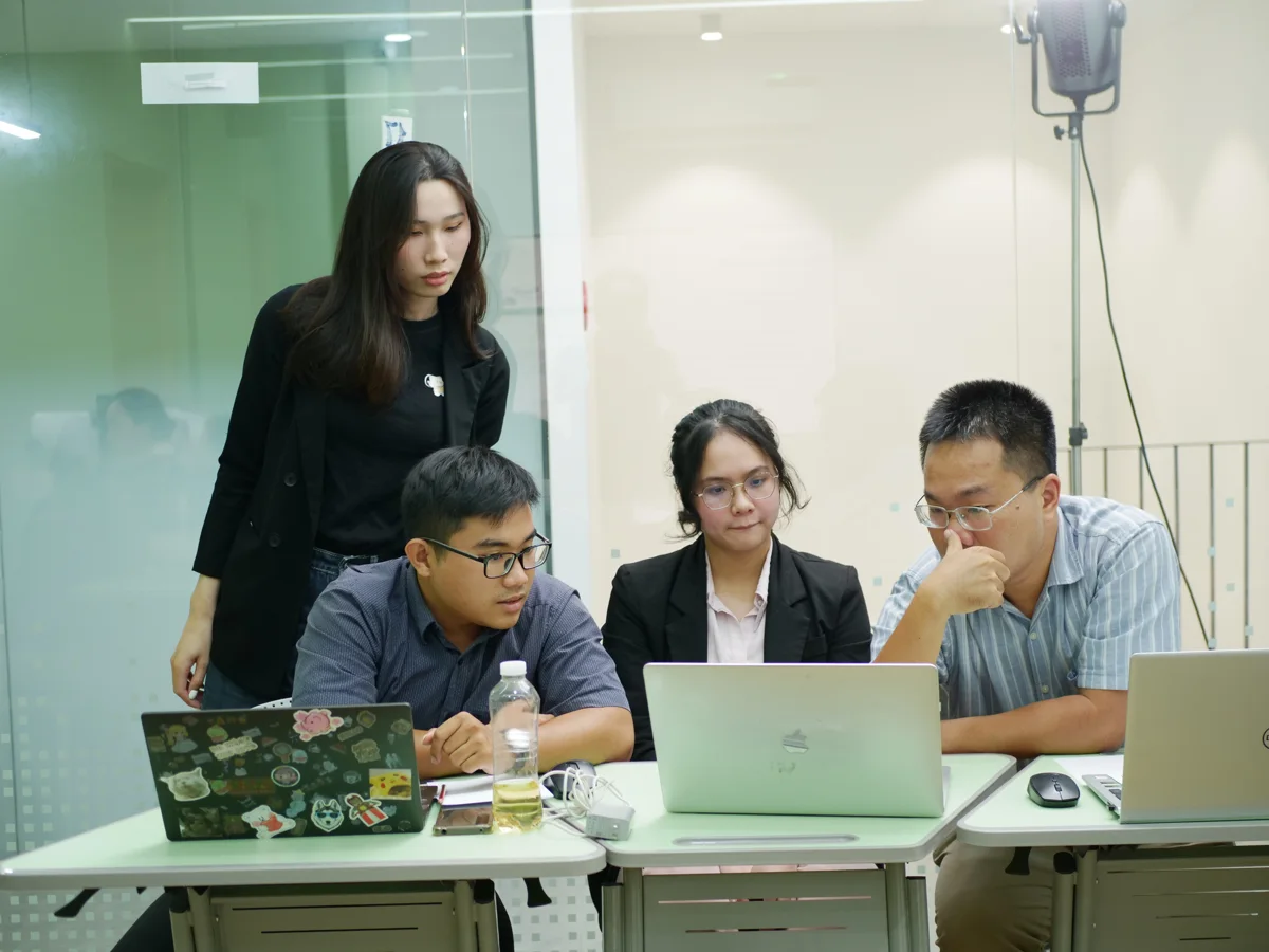 Giáo viên và học sinh trong lớp học tại Intertu