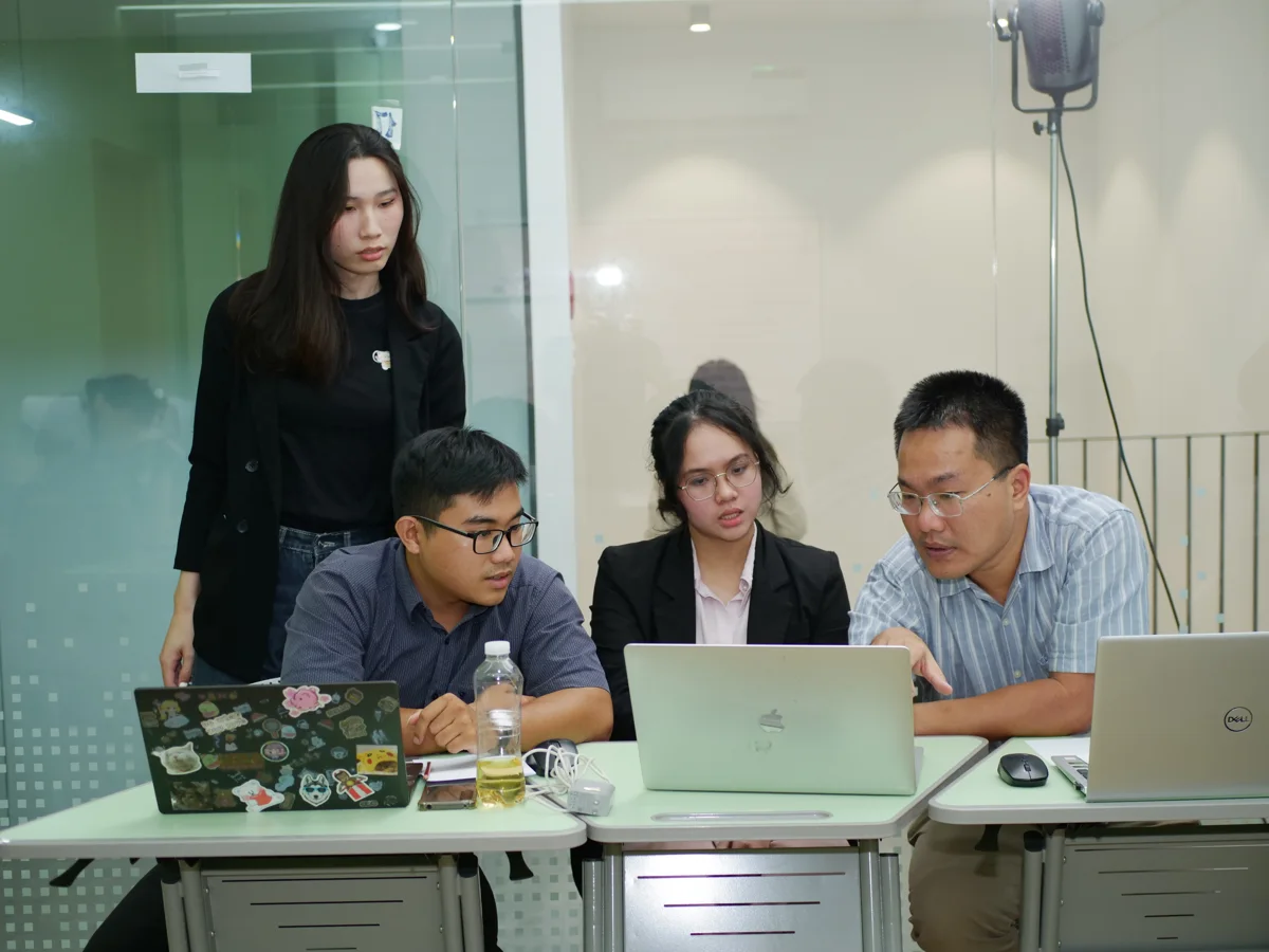 Giáo viên và học sinh trong buổi học nhóm