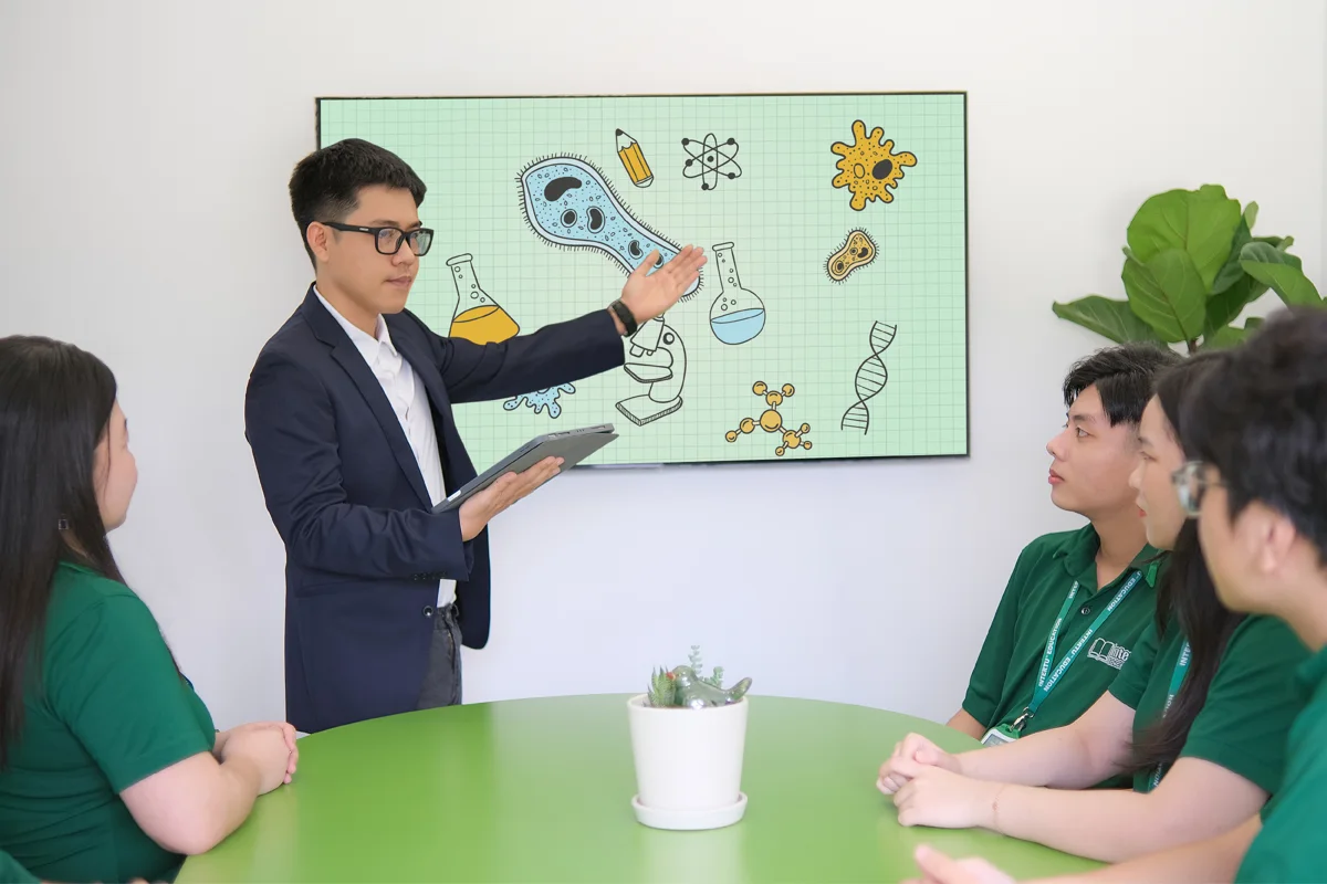 Giáo viên hướng dẫn học sinh trong lớp nhóm