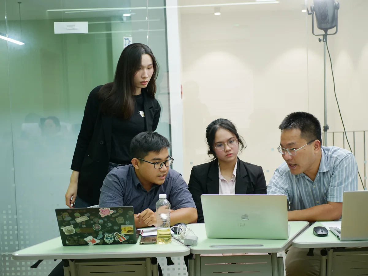 Giáo viên và học sinh trao đổi trong lớp