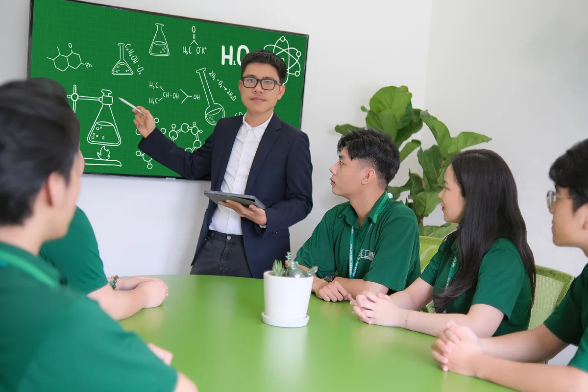 Giáo viên tương tác với học sinh trong lớp nhóm