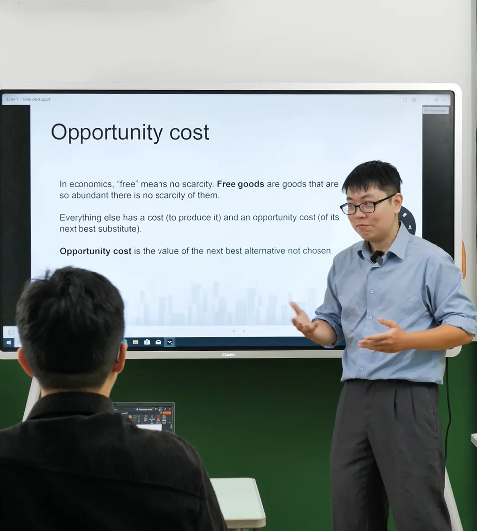 Thầy Gia Minh giảng khái niệm chi phí cơ hội trong lớp IB Economics