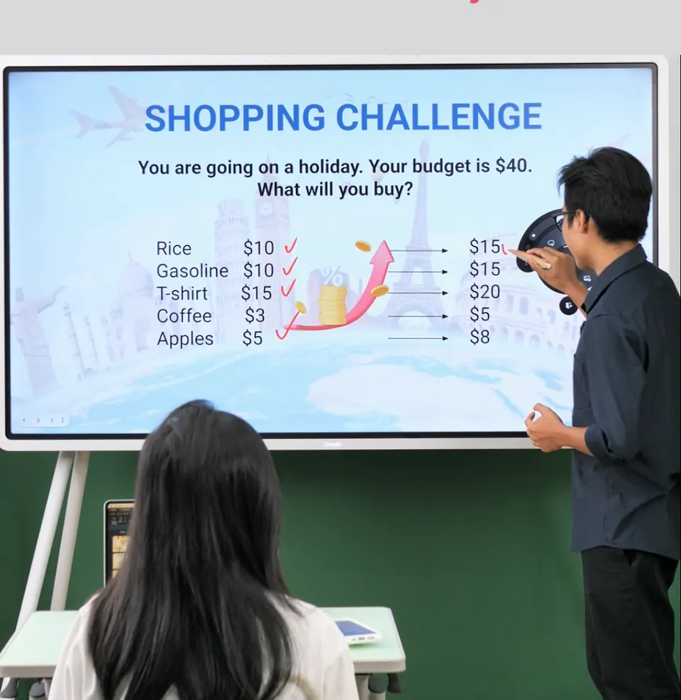 Thầy Minh Trí và học sinh trong thử thách mua sắm $40 trên màn hình lớp học
