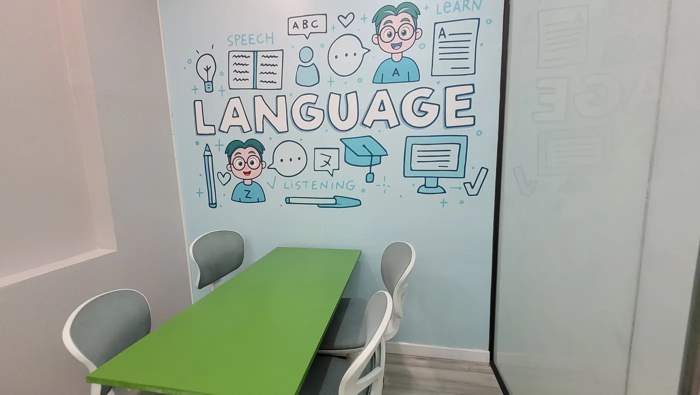 Phòng học có tranh tường chủ đề Language
