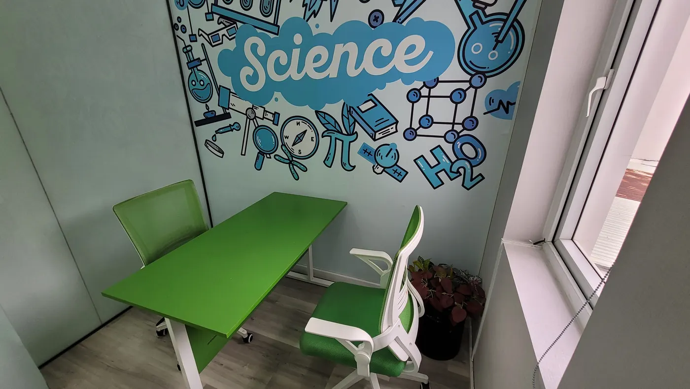 Phòng học có tranh tường chủ đề Science