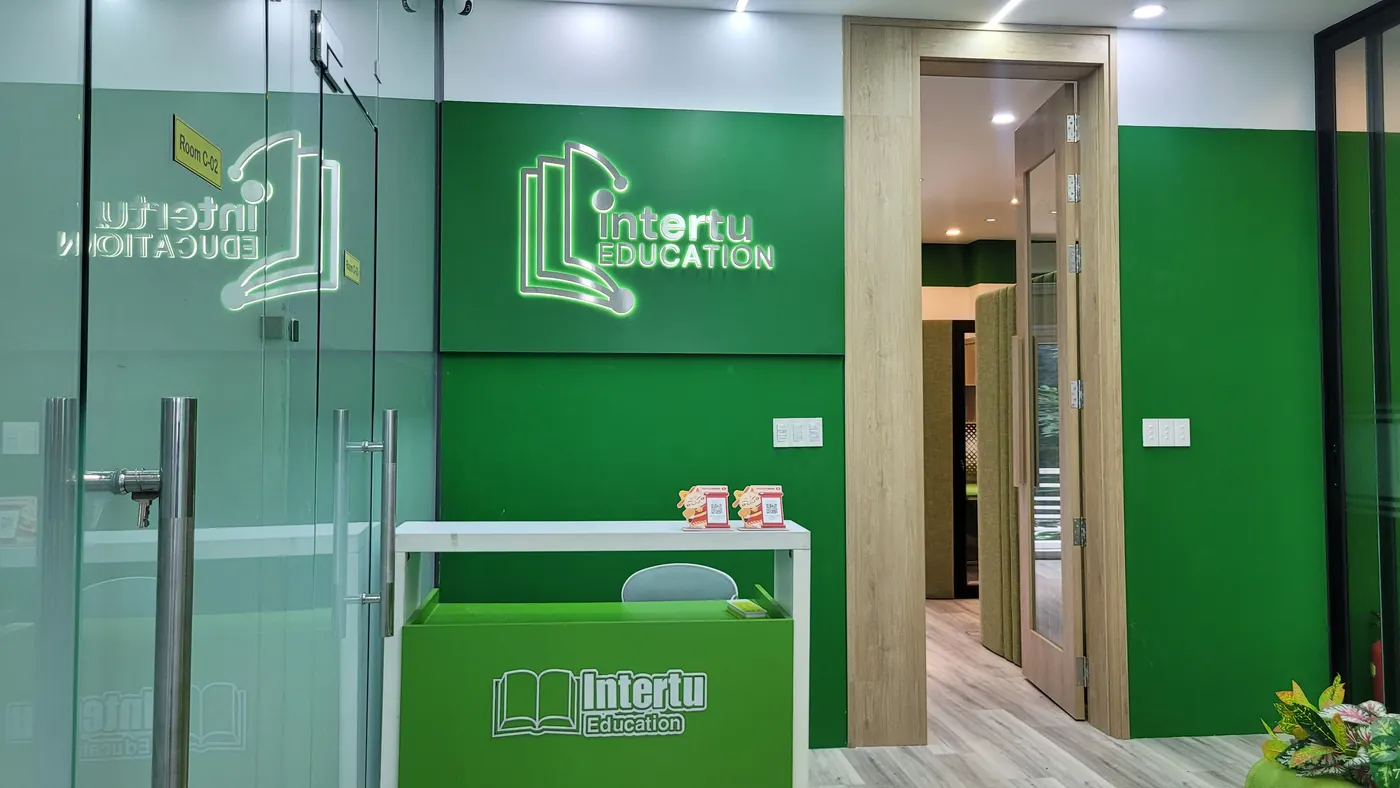 Quầy tiếp đón với logo Intertu Education